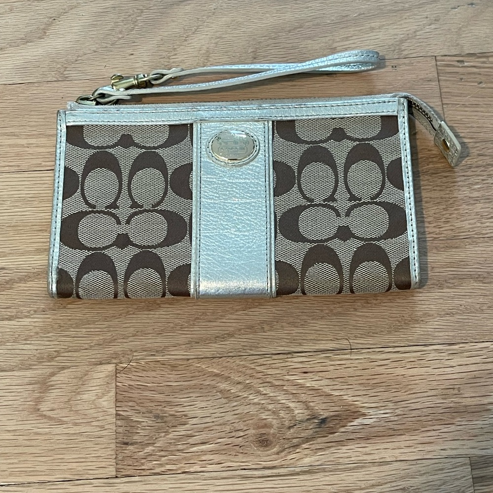 🆕NWOT! COACH SIGNATURE C ZIPPY WALLET/WRISTLET KHAKI/GOLD😍